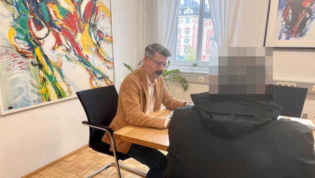 Das Opfer mit Anwalt Bernd Peck: „Mein Mandant war in akuter Lebensgefahr, er lag im Koma, ...