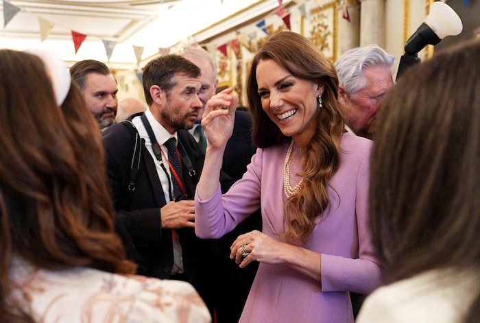 Gut gelaunt unterhielt sich Kate mit den Festgästen.