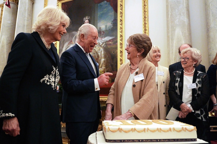 Für die Hundertjährigen – im Bild König Charles III. und Königin Camilla mit Joan Illingworth – ...