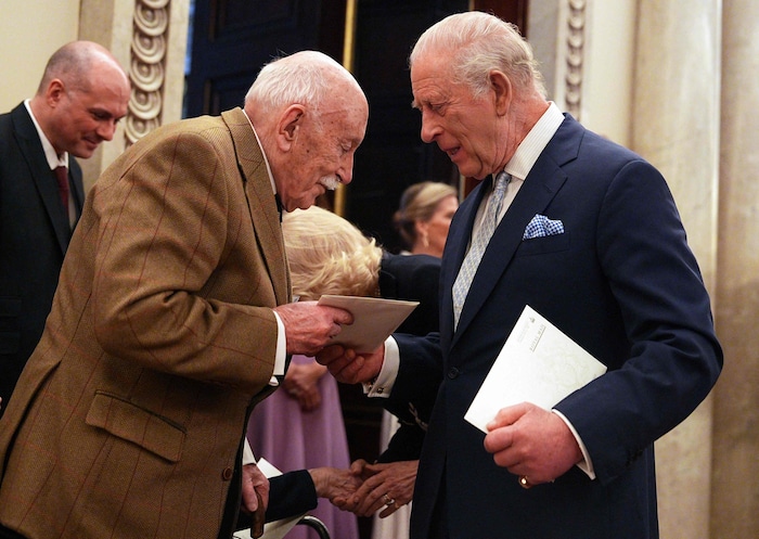 John Jervois bekam von König Charles eine Geburtstagskarte überreicht.