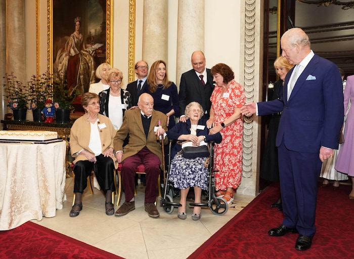 Charme im Buckingham-Palast: König Charles III. gratuliert den Hundertjährigen Joan Illingworth ...