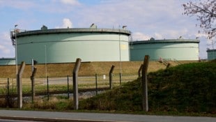 Die markanten Öltanks in Lannach (Steiermark): Hier lagern 525.000 Kubikmeter Erdöl und ...