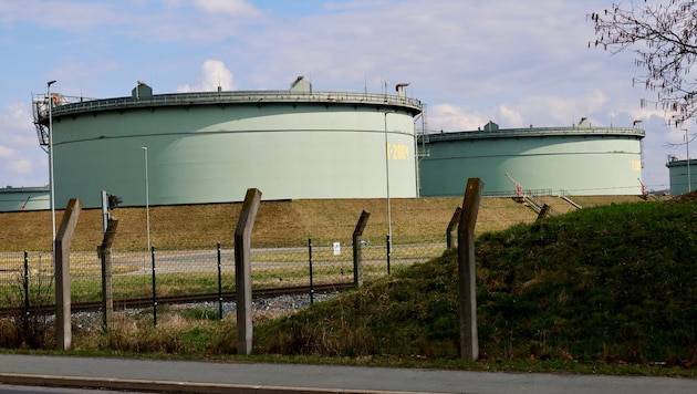 Die markanten Öltanks in Lannach (Steiermark): Hier lagern 525.000 Kubikmeter Erdöl und ...