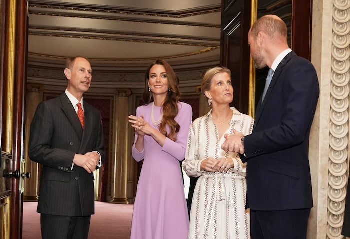 Auch Prinz Edward und dessen Frau Herzogin Sophie – hier im Gespräch mit William und Kate – ...