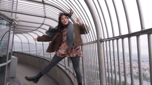 Reporterin Aurora Bajgora testet beim Höhenangst-Workshop am Donauturm eine Übung und steigt ...