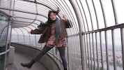 Reporterin Aurora Bajgora testet beim Höhenangst-Workshop am Donauturm eine Übung und steigt ...
