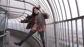 Reporterin Aurora Bajgora testet beim Höhenangst-Workshop am Donauturm eine Übung und steigt ...