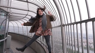 Reporterin Aurora Bajgora testet beim Höhenangst-Workshop am Donauturm eine Übung und steigt ...