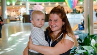 Die Erpressung bei Hipp gibt Julia Laßhofer und ihren Sohn Leonhard zu denken. 