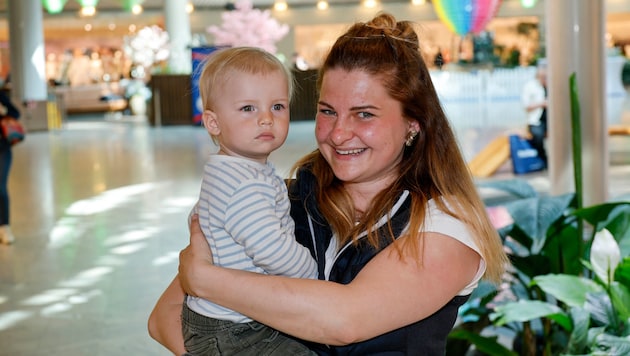 Die Erpressung bei Hipp gibt Julia Laßhofer und ihren Sohn Leonhard zu denken.