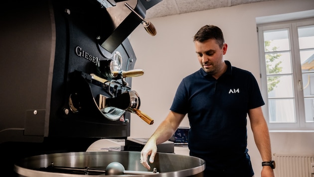 Alexander Andres beim Kaffeerösten.