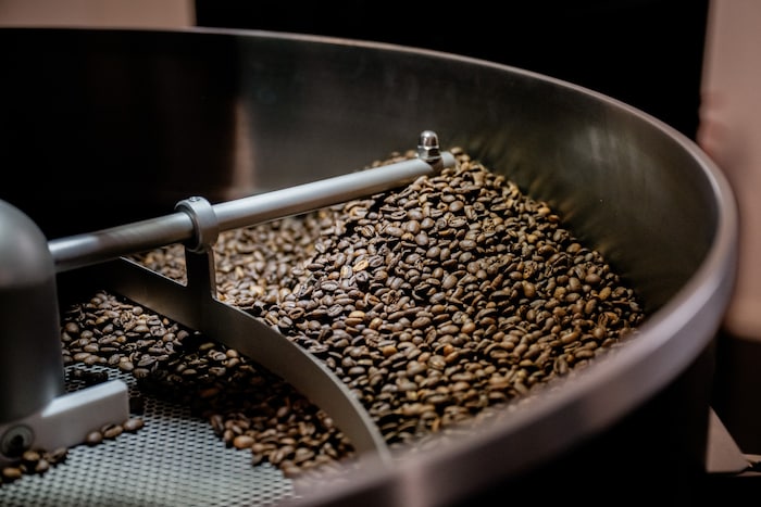 ... in die Röstmaschine.