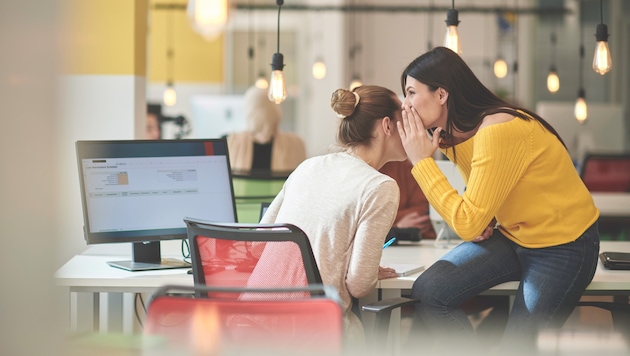 Gemauschel, Intrigen und soziale Ausgrenzung finden nicht nur in Büros statt, sondern auch in ...