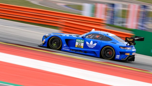 DTM-Star Luggi Auer präsentiert den Fans beim Heimrennen am Red Bull Ring seinen Mercedes AMG in ...