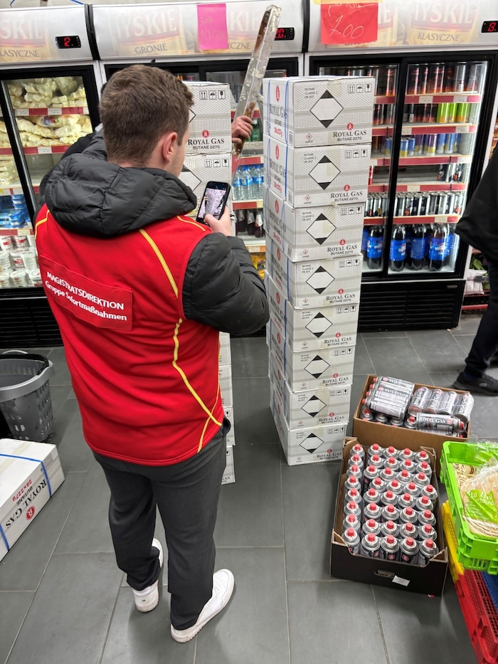 Die Gasflaschen wurden von Feuerwehr und Behörden umgehend abtransportiert – es bestand akute ...