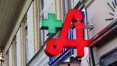 Mit einer Pistole bewaffnet, überfiel ein bislang unbekannter Täter am Nachmittag eine Apotheke ...