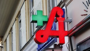 Mit einer Pistole bewaffnet, überfiel ein bislang unbekannter Täter am Nachmittag eine Apotheke ...