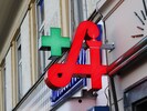 Mit einer Pistole bewaffnet, überfiel ein bislang unbekannter Täter am Nachmittag eine Apotheke ...