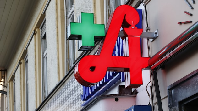 Mit einer Pistole bewaffnet, überfiel ein bislang unbekannter Täter am Nachmittag eine Apotheke ...