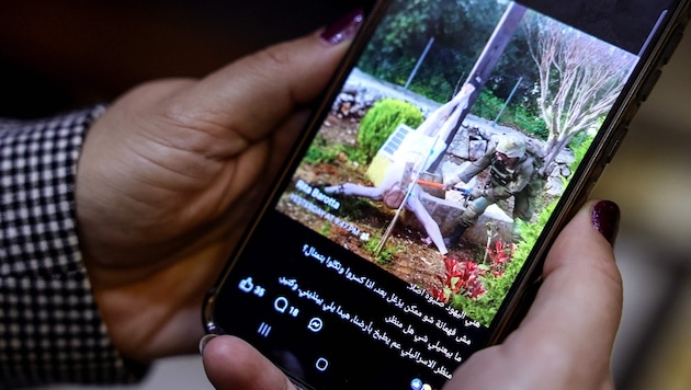 Der Soldat wurde fotografiert, als er die Statue mit einem Hammer beschädigte.