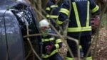 Der Pkw lag seitlich im Wald, die Feuerwehren Oepping und Rohrbach standen im Einsatz.