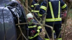 Der Pkw lag seitlich im Wald, die Feuerwehren Oepping und Rohrbach standen im Einsatz.
