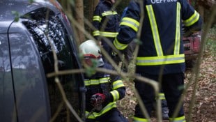 Der Pkw lag seitlich im Wald, die Feuerwehren Oepping und Rohrbach standen im Einsatz.