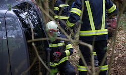 Der Pkw lag seitlich im Wald, die Feuerwehren Oepping und Rohrbach standen im Einsatz.