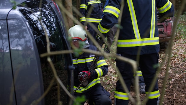 Der Pkw lag seitlich im Wald, die Feuerwehren Oepping und Rohrbach standen im Einsatz.