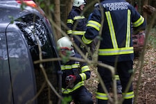 Der Pkw lag seitlich im Wald, die Feuerwehren Oepping und Rohrbach standen im Einsatz.