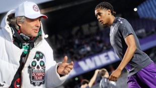 Hubertus von Hohenlohe (l.) zückt für Ifeanyi Ndukwe (r.) die Kamera.