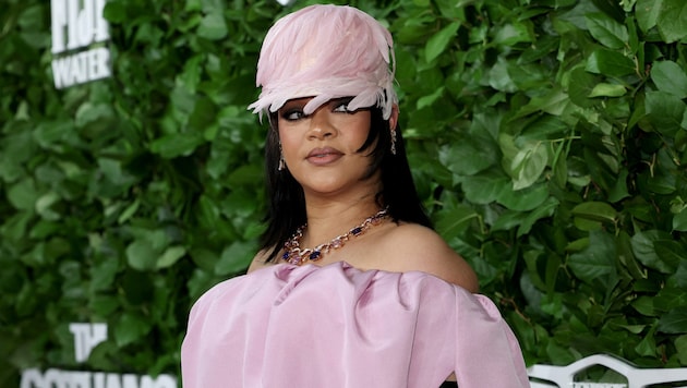 Stolze Mama: Rihanna hat mit Tochter Rocki das allererste Cover-Shooting gehabt.