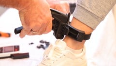 Durch die Fußfessel ist immer nachvollziehbar, wo sich ein Häftling befindet. (Symbolbild)