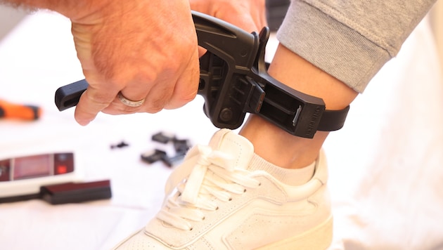 Durch die Fußfessel ist immer nachvollziehbar, wo sich ein Häftling befindet. (Symbolbild)