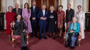 Die britischen Royals vereint: In der hinteren Reihe stehen Prinz Richard, Herzog von ...
