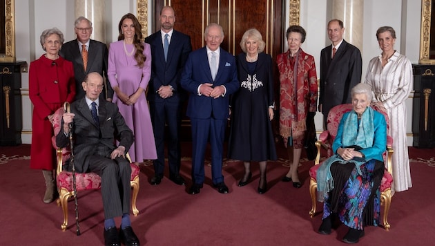 Die britischen Royals vereint: In der hinteren Reihe stehen Prinz Richard, Herzog von ...