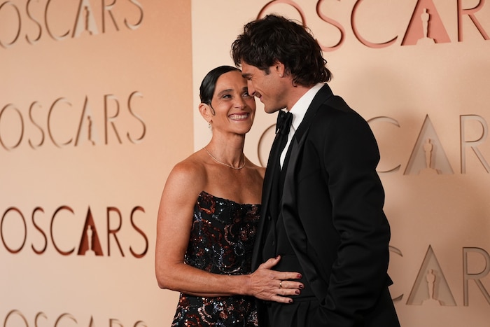 Gute Tarnung: Jacob Elordi brachte seine Mama mit auf den roten Teppich bei den Oscars. Dabei ...