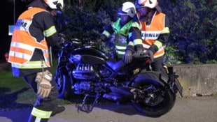 Die Einsatzkräfte bergen das Motorrad.
