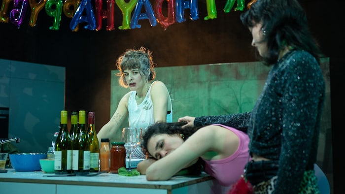 Zur späten Stunde fehlt die Kraft für Lebenslügen: Karina Möller-Pele, Johanna Egger und Melanie ...