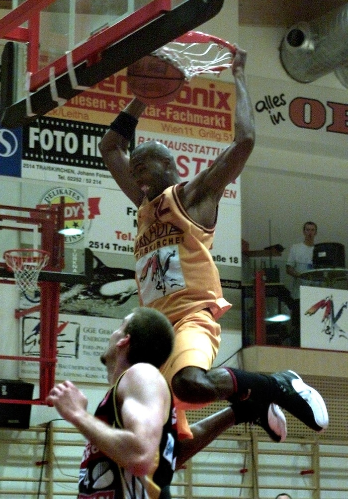 McCaw „dunkte“ für Traiskirchen und Kapfenberg.