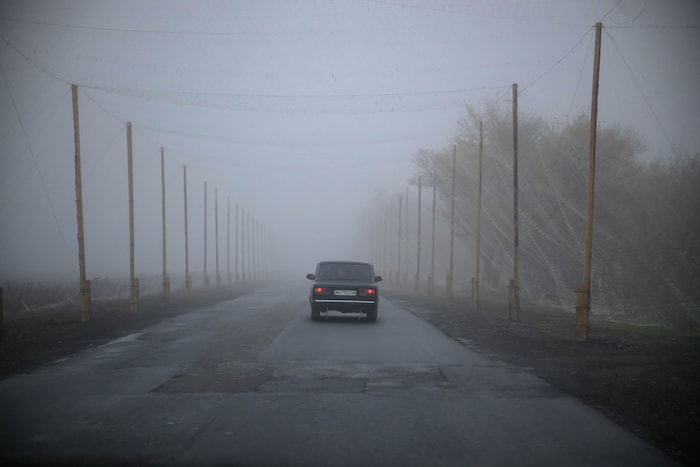 Die Straßen in das Frontgebiet werden mit Netzen vor russischen Kampfdrohnen geschützt.