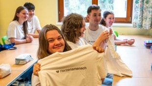 Als Dankeschön für die Zivilcourage bekamen die Schüler von der Caritas Niederösterreich ...