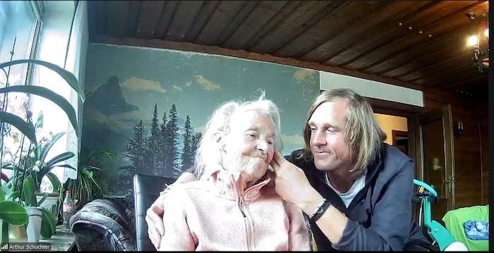 „Dankeschön“ sagten Stefanie (89) und ihr Sohn Arthur Schuchter den beherzten Lebensrettern im ...