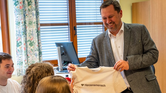 Auch Caritas-NÖ Direktor Hannes Ziselsberger (rechts) zollte den SChülerinnen und Schülern Lob.