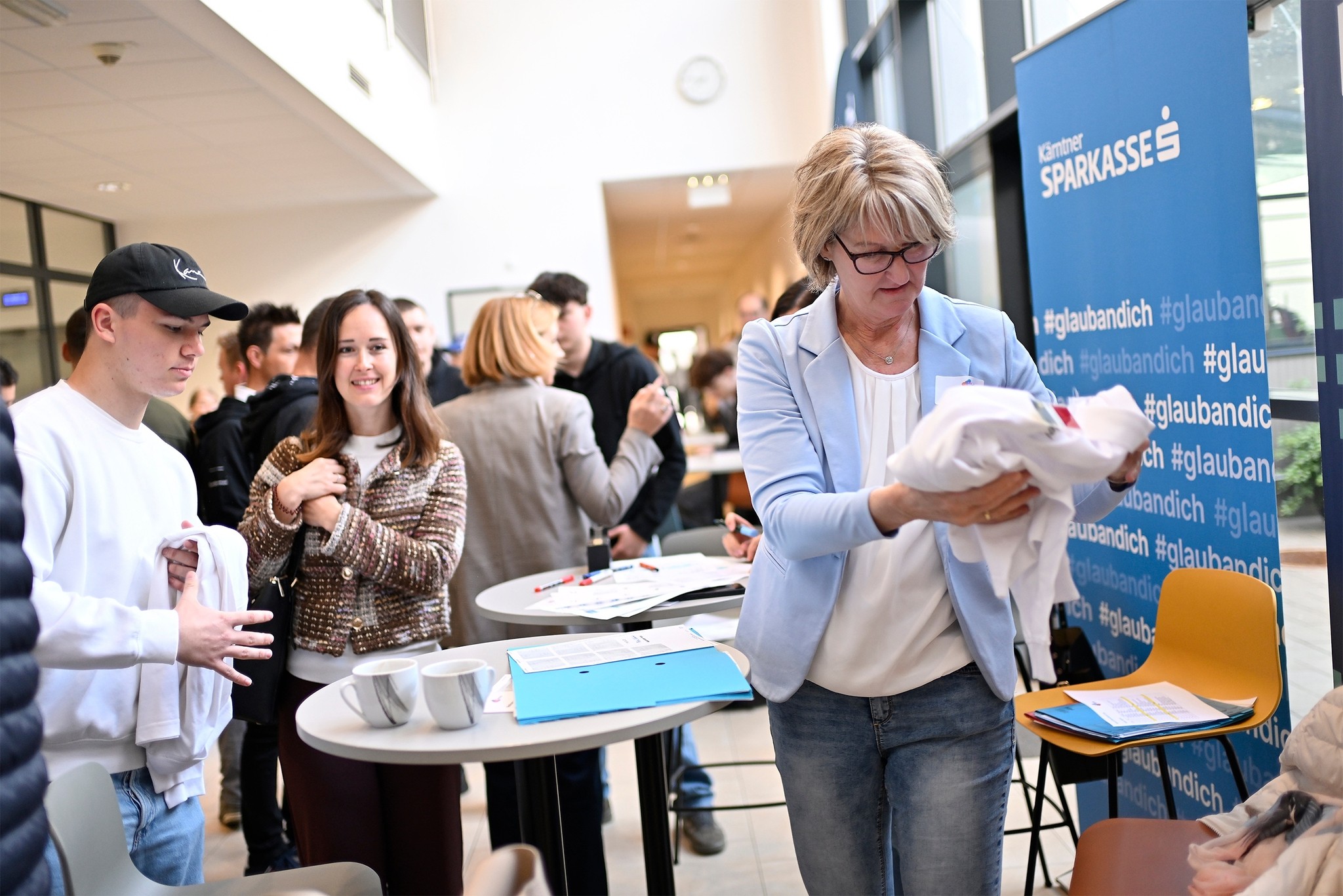 Elli Duller von der IV beim Check In: jedem Lehrling sein Leiberl.