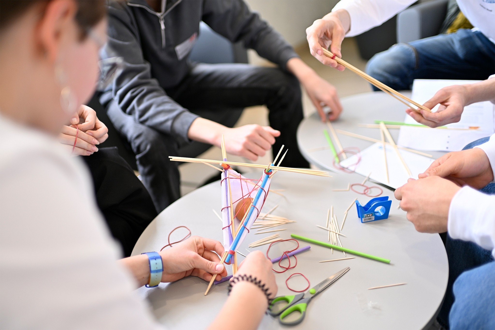 Teambewerb: Welches mit möglichst wenig Material verpackte Ei übersteht einen meterhohen Sturz?