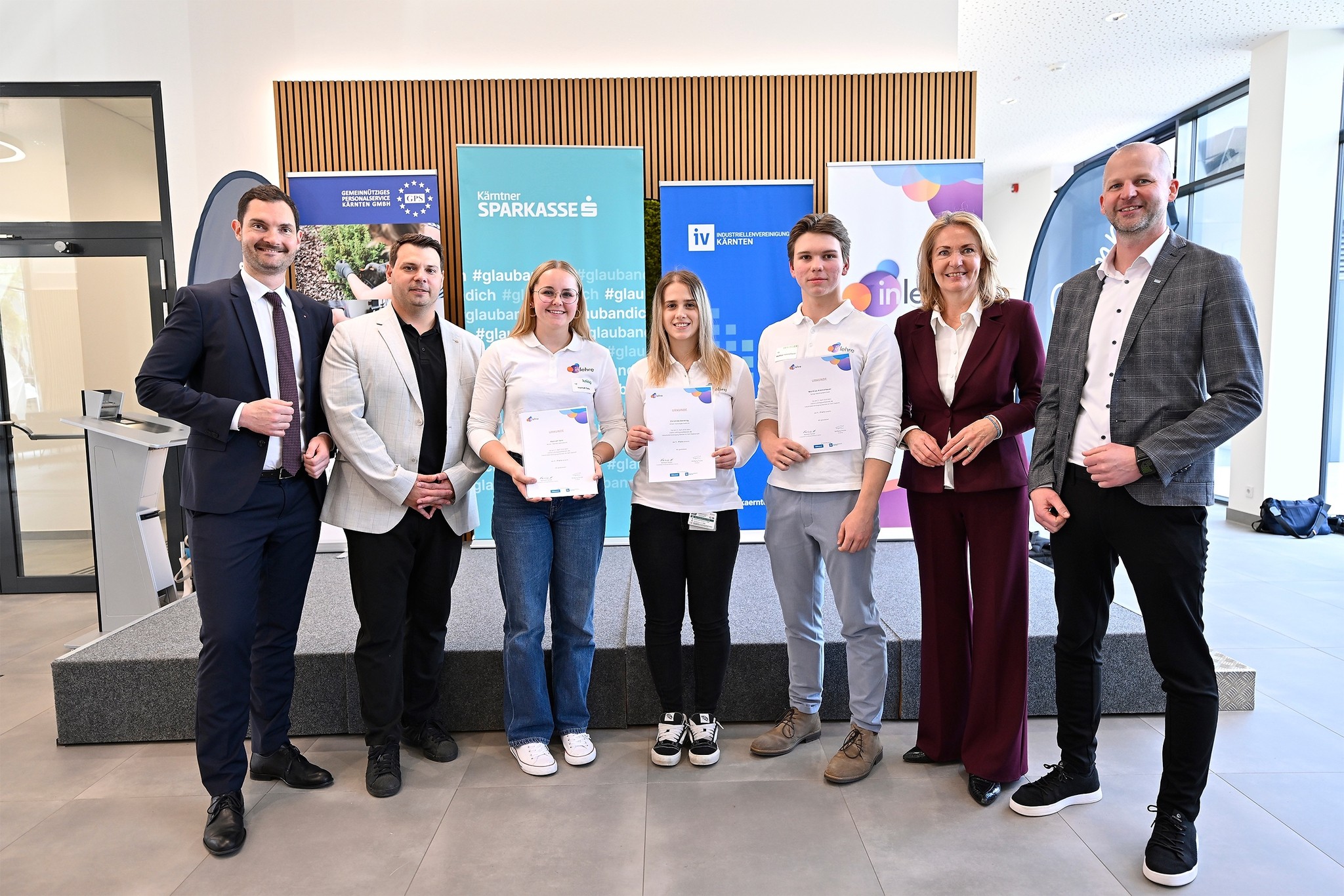 Siegerehrung: Landesrat Peter Reichmann, Gilbert Blechschmid von der Kärntner Sparkasse, ...