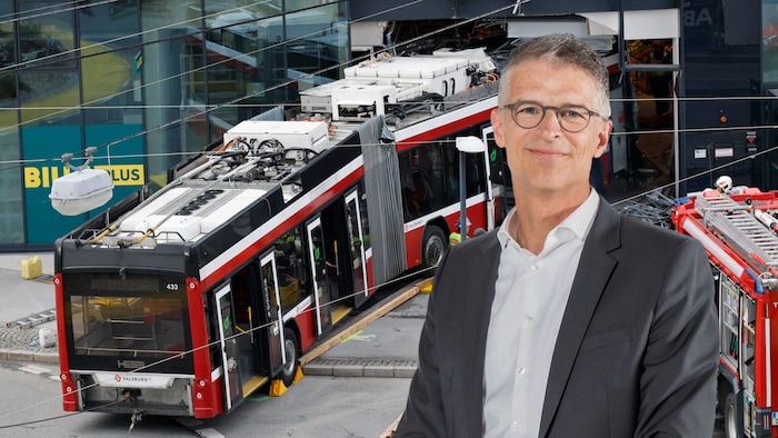 Der Bus war in einen Supermarkt gefahren. Bei dem tragischen Unfall starb der 55-jähriger ...