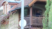 Der Täter stieg offenbar über den Balkon ins Haus ein.
