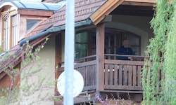 Der Täter stieg offenbar über den Balkon ins Haus ein.